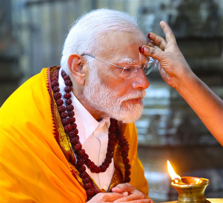 20 जनवरी, 2024 को तमिलनाडु के रामेश्वरम में श्री अरुलमिगु रामनाथस्वामी मंदिर में प्रधानमंत्री श्री नरेन्द्र मोदी।
