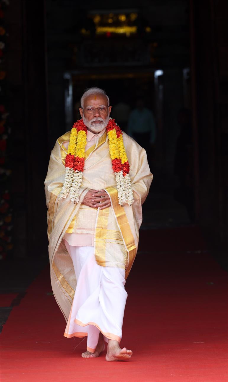 20 जनवरी, 2024 को तमिलनाडु के तिरुचिरापल्ली में श्री रंगनाथस्वामी मंदिर में प्रधानमंत्री श्री नरेन्द्र मोदी।