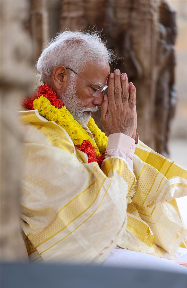 20 जनवरी, 2024 को तमिलनाडु के तिरुचिरापल्ली में श्री रंगनाथस्वामी मंदिर में प्रधानमंत्री श्री नरेन्द्र मोदी।