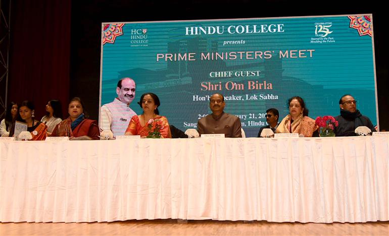 लोकसभा अध्यक्ष श्री ओम बिरला ने 21 जनवरी, 2024 को नई दिल्ली के हिंदू कॉलेज में 'प्राइम मिनिस्टर्स मीट' कार्यक्रम में शिरकत की।