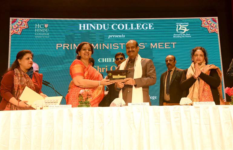 लोकसभा अध्यक्ष श्री ओम बिरला ने 21 जनवरी, 2024 को नई दिल्ली के हिंदू कॉलेज में 'प्राइम मिनिस्टर्स मीट' कार्यक्रम में शिरकत की।