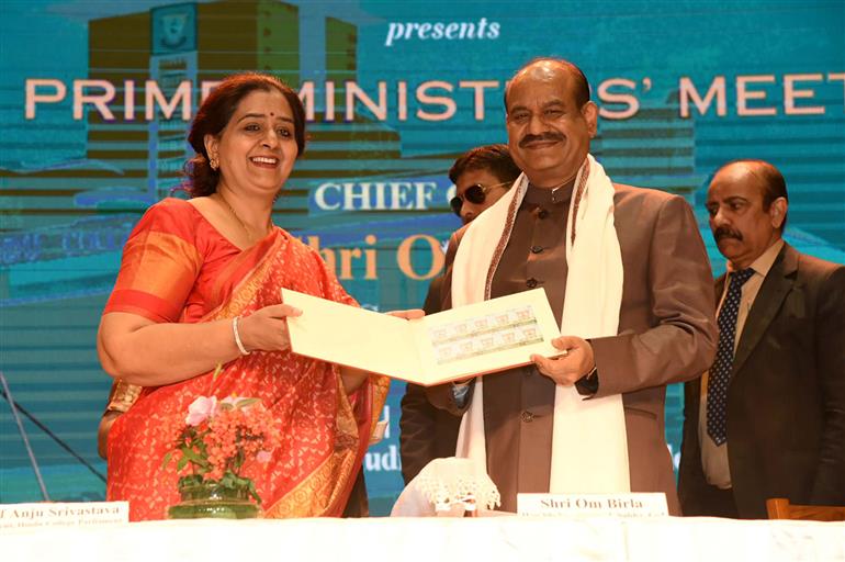 लोकसभा अध्यक्ष श्री ओम बिरला ने 21 जनवरी, 2024 को नई दिल्ली के हिंदू कॉलेज में 'प्राइम मिनिस्टर्स मीट' कार्यक्रम में शिरकत की।