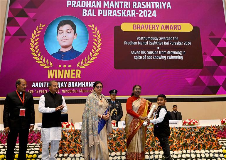 राष्ट्रपति श्रीमती द्रौपदी मुर्मु 22 जनवरी, 2024 को नई दिल्ली में आयोजित एक कार्यक्रम के दौरान बच्चों को प्रधानमंत्री राष्ट्रीय बाल पुरस्कार प्रदान करती हुईं।