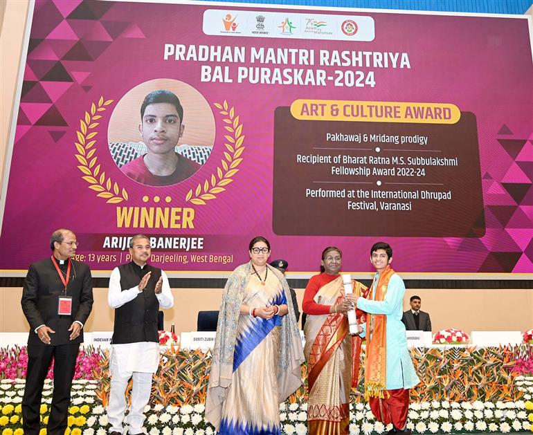 राष्ट्रपति श्रीमती द्रौपदी मुर्मु 22 जनवरी, 2024 को नई दिल्ली में आयोजित एक कार्यक्रम के दौरान बच्चों को प्रधानमंत्री राष्ट्रीय बाल पुरस्कार प्रदान करती हुईं।