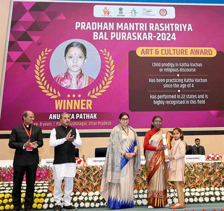 राष्ट्रपति श्रीमती द्रौपदी मुर्मु 22 जनवरी, 2024 को नई दिल्ली में आयोजित एक कार्यक्रम के दौरान बच्चों को प्रधानमंत्री राष्ट्रीय बाल पुरस्कार प्रदान करती हुईं।