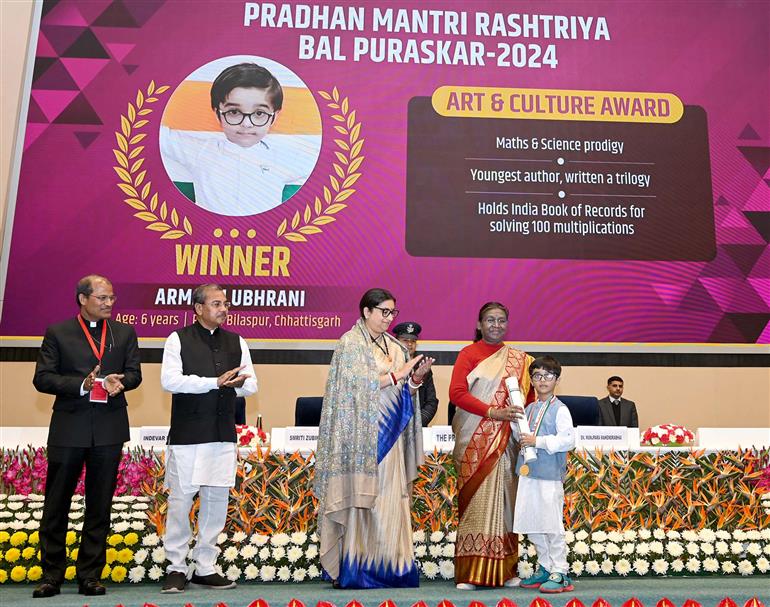 राष्ट्रपति श्रीमती द्रौपदी मुर्मु 22 जनवरी, 2024 को नई दिल्ली में आयोजित एक कार्यक्रम के दौरान बच्चों को प्रधानमंत्री राष्ट्रीय बाल पुरस्कार प्रदान करती हुईं।