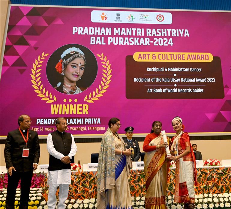 राष्ट्रपति श्रीमती द्रौपदी मुर्मु 22 जनवरी, 2024 को नई दिल्ली में आयोजित एक कार्यक्रम के दौरान बच्चों को प्रधानमंत्री राष्ट्रीय बाल पुरस्कार प्रदान करती हुईं।