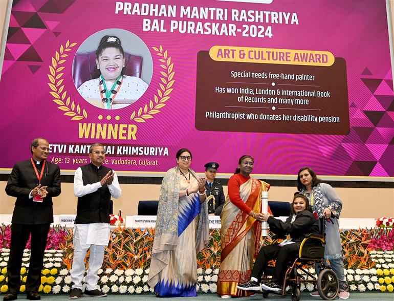 राष्ट्रपति श्रीमती द्रौपदी मुर्मु 22 जनवरी, 2024 को नई दिल्ली में आयोजित एक कार्यक्रम के दौरान बच्चों को प्रधानमंत्री राष्ट्रीय बाल पुरस्कार प्रदान करती हुईं।