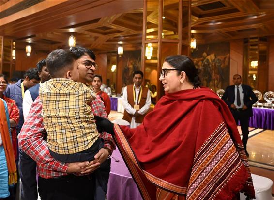 केंद्रीय महिला एवं बाल विकास तथा अल्पसंख्यक मामलों की मंत्री श्रीमती स्मृति इरानी 23 जनवरी, 2024 को नई दिल्ली में प्रधानमंत्री राष्ट्रीय बाल पुरस्कार 2024 के विजेताओं के साथ बातचीत करती हुईं।