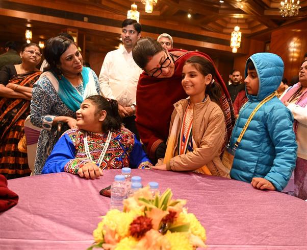 केंद्रीय महिला एवं बाल विकास तथा अल्पसंख्यक मामलों की मंत्री श्रीमती स्मृति इरानी 23 जनवरी, 2024 को नई दिल्ली में प्रधानमंत्री राष्ट्रीय बाल पुरस्कार 2024 के विजेताओं के साथ बातचीत करती हुईं।