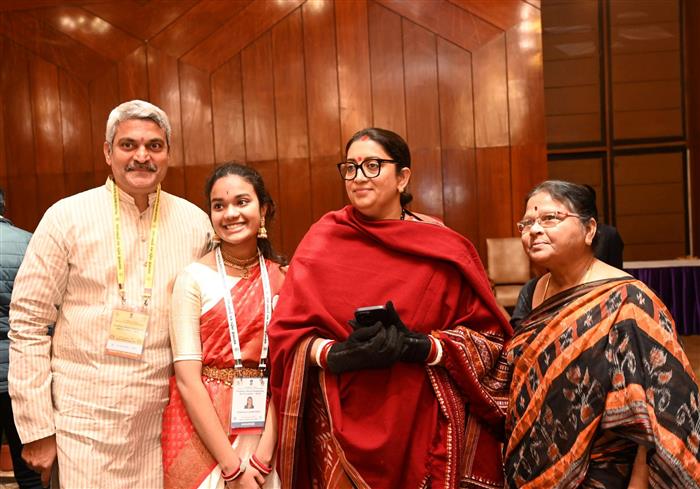 केंद्रीय महिला एवं बाल विकास तथा अल्पसंख्यक मामलों की मंत्री श्रीमती स्मृति इरानी 23 जनवरी, 2024 को नई दिल्ली में प्रधानमंत्री राष्ट्रीय बाल पुरस्कार 2024 के विजेताओं के साथ बातचीत करती हुईं।