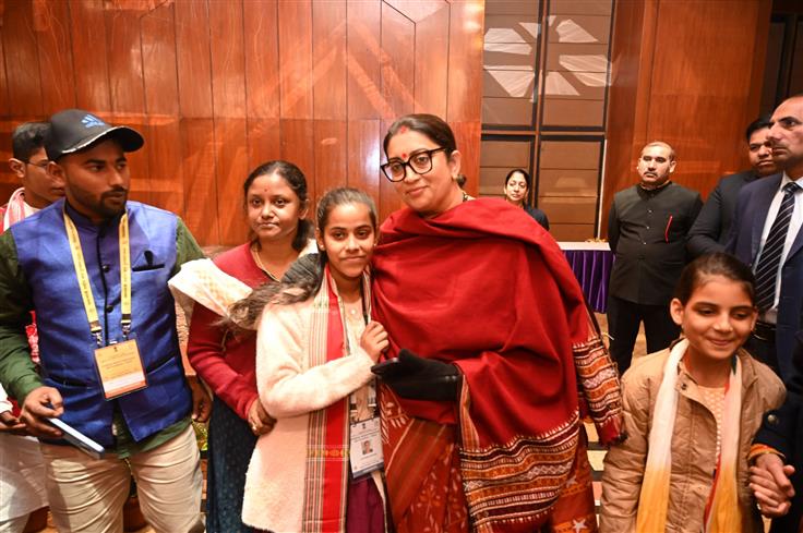 केंद्रीय महिला एवं बाल विकास तथा अल्पसंख्यक मामलों की मंत्री श्रीमती स्मृति इरानी 23 जनवरी, 2024 को नई दिल्ली में प्रधानमंत्री राष्ट्रीय बाल पुरस्कार 2024 के विजेताओं के साथ बातचीत करती हुईं।