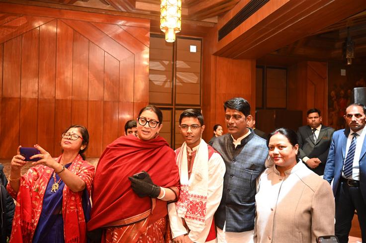 केंद्रीय महिला एवं बाल विकास तथा अल्पसंख्यक मामलों की मंत्री श्रीमती स्मृति इरानी 23 जनवरी, 2024 को नई दिल्ली में प्रधानमंत्री राष्ट्रीय बाल पुरस्कार 2024 के विजेताओं के साथ बातचीत करती हुईं।