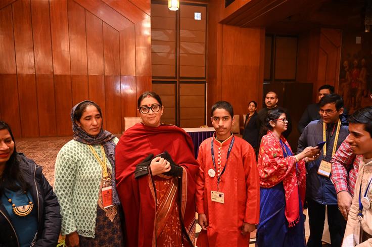 केंद्रीय महिला एवं बाल विकास तथा अल्पसंख्यक मामलों की मंत्री श्रीमती स्मृति इरानी 23 जनवरी, 2024 को नई दिल्ली में प्रधानमंत्री राष्ट्रीय बाल पुरस्कार 2024 के विजेताओं के साथ बातचीत करती हुईं।