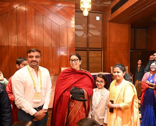 केंद्रीय महिला एवं बाल विकास तथा अल्पसंख्यक मामलों की मंत्री श्रीमती स्मृति इरानी 23 जनवरी, 2024 को नई दिल्ली में प्रधानमंत्री राष्ट्रीय बाल पुरस्कार 2024 के विजेताओं के साथ बातचीत करती हुईं।