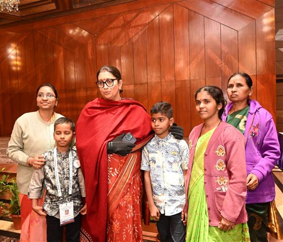 केंद्रीय महिला एवं बाल विकास तथा अल्पसंख्यक मामलों की मंत्री श्रीमती स्मृति इरानी 23 जनवरी, 2024 को नई दिल्ली में प्रधानमंत्री राष्ट्रीय बाल पुरस्कार 2024 के विजेताओं के साथ बातचीत करती हुईं।