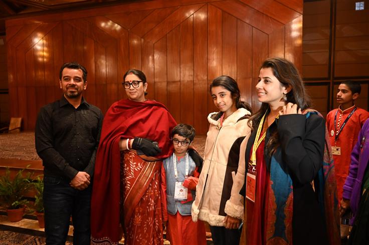 केंद्रीय महिला एवं बाल विकास तथा अल्पसंख्यक मामलों की मंत्री श्रीमती स्मृति इरानी 23 जनवरी, 2024 को नई दिल्ली में प्रधानमंत्री राष्ट्रीय बाल पुरस्कार 2024 के विजेताओं के साथ बातचीत करती हुईं।