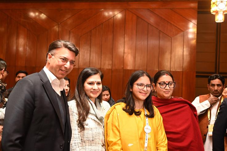 केंद्रीय महिला एवं बाल विकास तथा अल्पसंख्यक मामलों की मंत्री श्रीमती स्मृति इरानी 23 जनवरी, 2024 को नई दिल्ली में प्रधानमंत्री राष्ट्रीय बाल पुरस्कार 2024 के विजेताओं के साथ बातचीत करती हुईं।