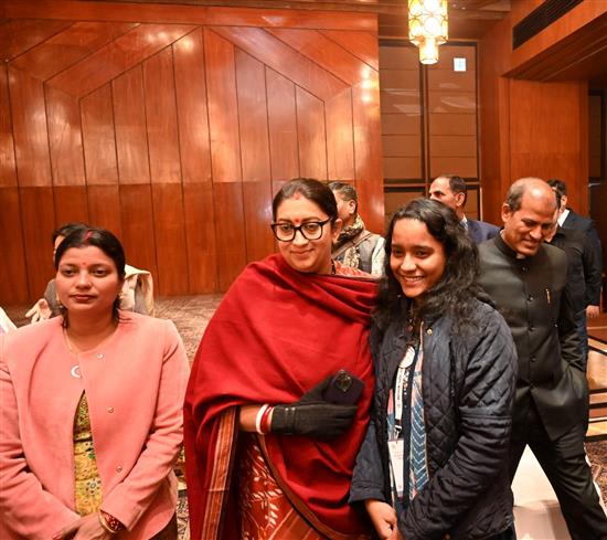 केंद्रीय महिला एवं बाल विकास तथा अल्पसंख्यक मामलों की मंत्री श्रीमती स्मृति इरानी 23 जनवरी, 2024 को नई दिल्ली में प्रधानमंत्री राष्ट्रीय बाल पुरस्कार 2024 के विजेताओं के साथ बातचीत करती हुईं।