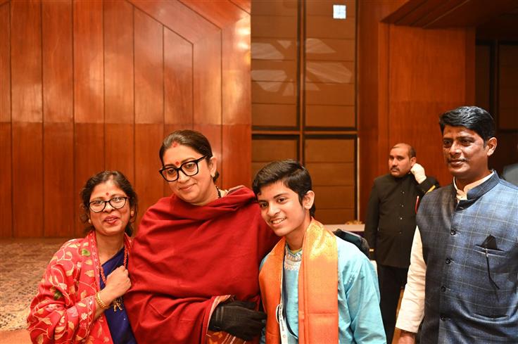 केंद्रीय महिला एवं बाल विकास तथा अल्पसंख्यक मामलों की मंत्री श्रीमती स्मृति इरानी 23 जनवरी, 2024 को नई दिल्ली में प्रधानमंत्री राष्ट्रीय बाल पुरस्कार 2024 के विजेताओं के साथ बातचीत करती हुईं।