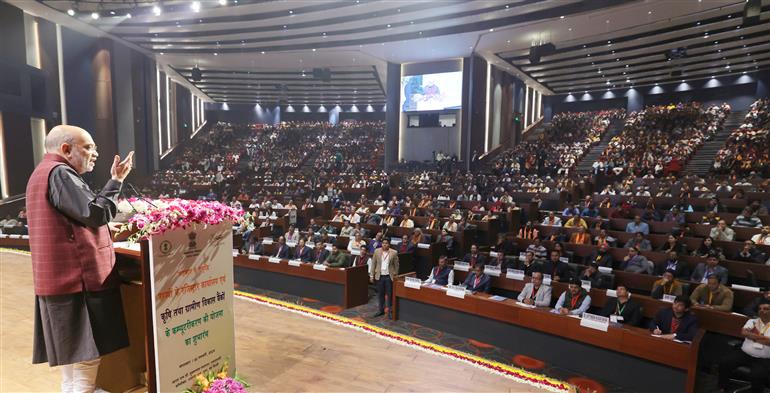 केंद्रीय गृह और सहकारिता मंत्री श्री अमित शाह 30 जनवरी, 2024 को नई दिल्ली में सभी राज्यों और केंद्रशासित प्रदेशों में एआरडीबी और आरसीएस कार्यालयों के लिए कम्प्यूटरीकरण योजना के उद्घाटन अवसर पर संबोधित करते हुए।