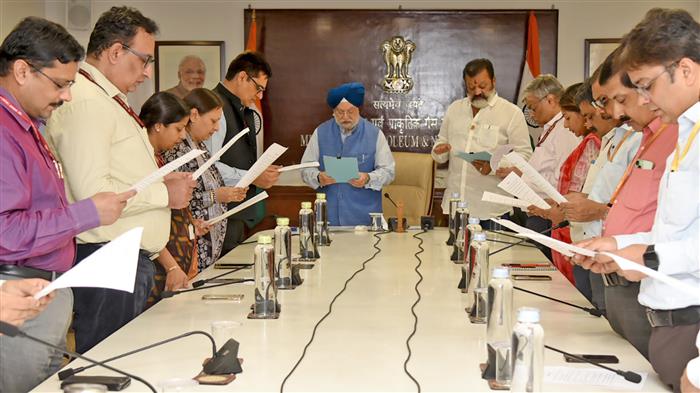 The Union Minister for Petroleum and Natural Gas, Shri Hardeep Singh Puri administering Swachhata pledge during Swachhata Pakhwada 2024, in New Delhi on July 01, 2024.