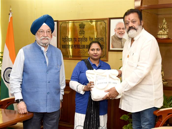 01 जुलाई, 2024 को नई दिल्ली में स्वच्छता पखवाड़ा 2024 के उद्घाटन के अवसर पर केंद्रीय पेट्रोलियम और प्राकृतिक गैस मंत्री श्री हरदीप सिंह पुरी और पेट्रोलियम और प्राकृतिक गैस और पर्यटन राज्य मंत्री श्री सुरेश गोपी।