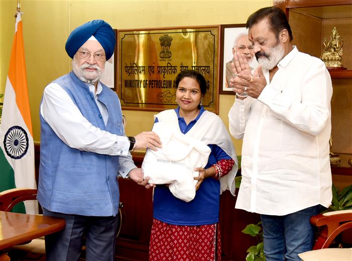 01 जुलाई, 2024 को नई दिल्ली में स्वच्छता पखवाड़ा 2024 के उद्घाटन के अवसर पर केंद्रीय पेट्रोलियम और प्राकृतिक गैस मंत्री श्री हरदीप सिंह पुरी और पेट्रोलियम और प्राकृतिक गैस और पर्यटन राज्य मंत्री श्री सुरेश गोपी।