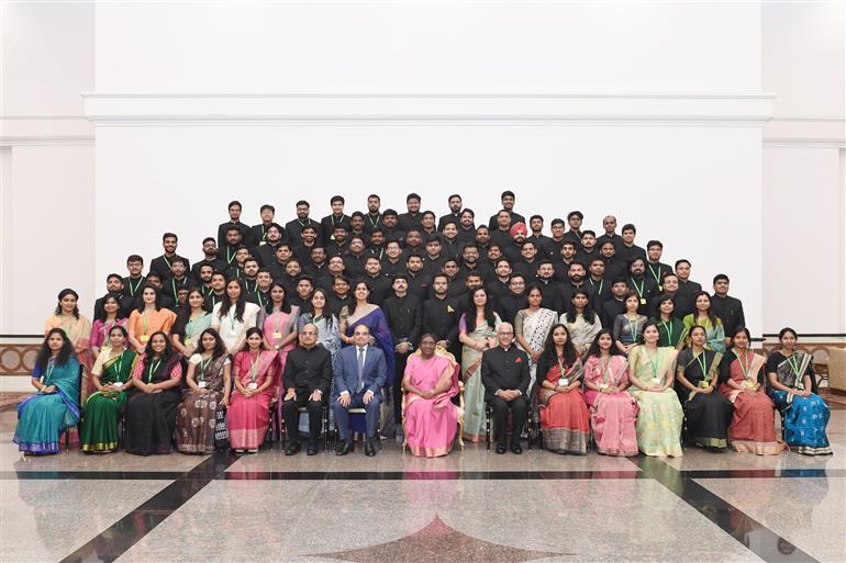 भारतीय प्रशासनिक सेवा (आईएएस) के 2022 बैच के सहायक सचिवों के एक समूह ने 01 जुलाई, 2024 को  नई दिल्ली स्थित राष्ट्रपति भवन के सांस्कृतिक केंद्र में राष्ट्रपति श्रीमती द्रौपदी मुर्मु से मुलाकात की।