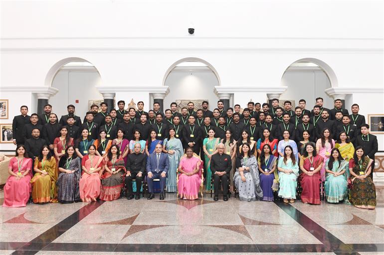 भारतीय प्रशासनिक सेवा (आईएएस) के 2022 बैच के सहायक सचिवों के एक समूह ने 01 जुलाई, 2024 को  नई दिल्ली स्थित राष्ट्रपति भवन के सांस्कृतिक केंद्र में राष्ट्रपति श्रीमती द्रौपदी मुर्मु से मुलाकात की।