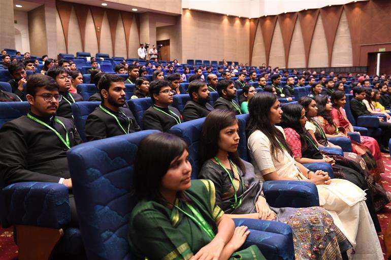 राष्ट्रपति श्रीमती द्रौपदी मुर्मु 01 जुलाई, 2024 को राष्ट्रपति भवन, नई दिल्ली स्थित सांस्कृतिक केंद्र में आयोजित बैठक के अवसर पर भारतीय प्रशासनिक सेवा (आईएएस) के 2022 बैच के सहायक सचिवों को संबोधित करती हुईं।