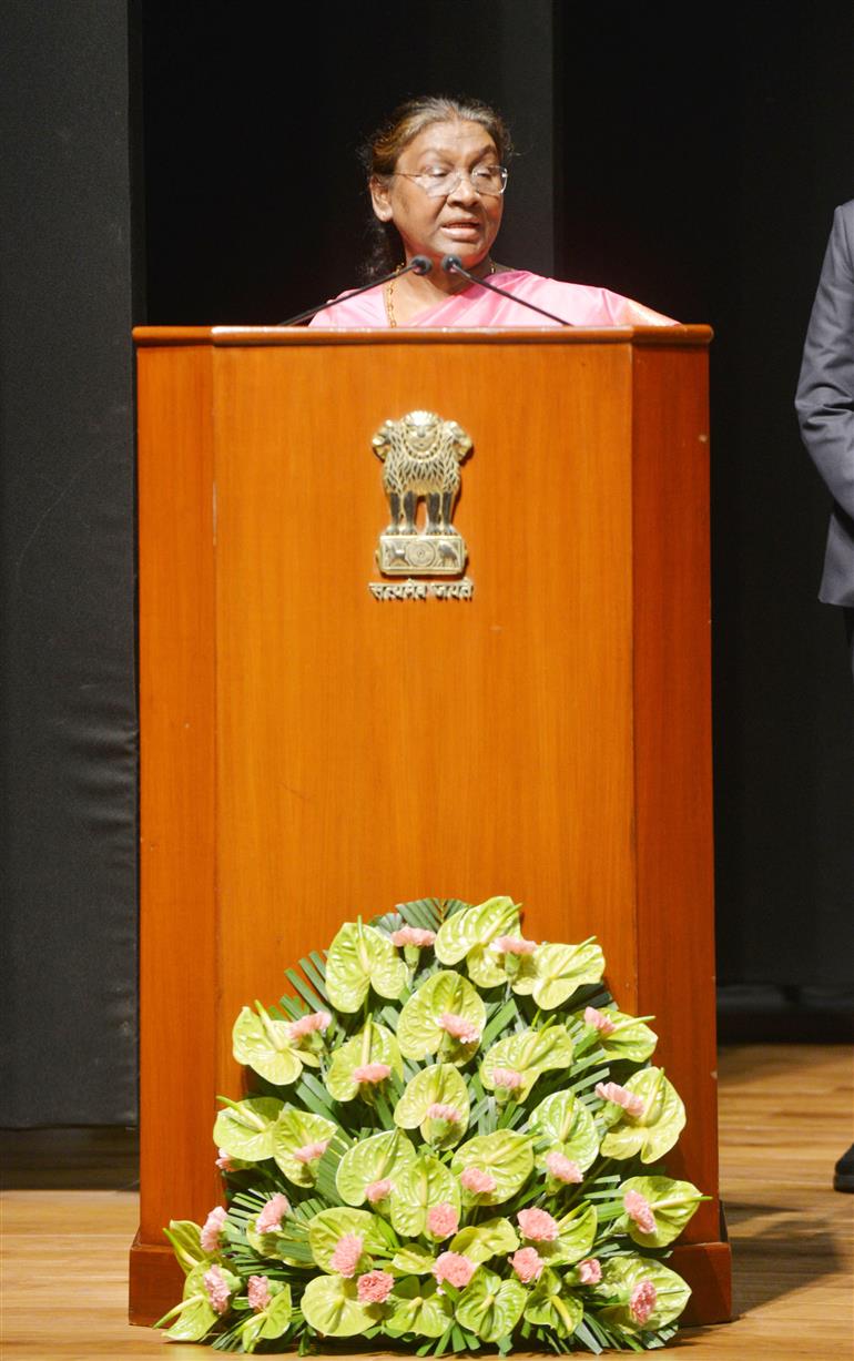 राष्ट्रपति श्रीमती द्रौपदी मुर्मु 01 जुलाई, 2024 को राष्ट्रपति भवन, नई दिल्ली स्थित सांस्कृतिक केंद्र में आयोजित बैठक के अवसर पर भारतीय प्रशासनिक सेवा (आईएएस) के 2022 बैच के सहायक सचिवों को संबोधित करती हुईं।