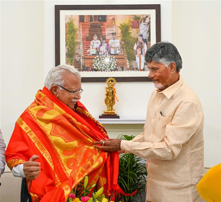 आंध्र प्रदेश के मुख्यमंत्री श्री एन. चंद्रबाबू नायडू 04 जुलाई, 2024 को नई दिल्ली में केंद्रीय आवास और शहरी मामलों और बिजली मंत्री श्री मनोहर लाल से मुलाकात करते हुए।