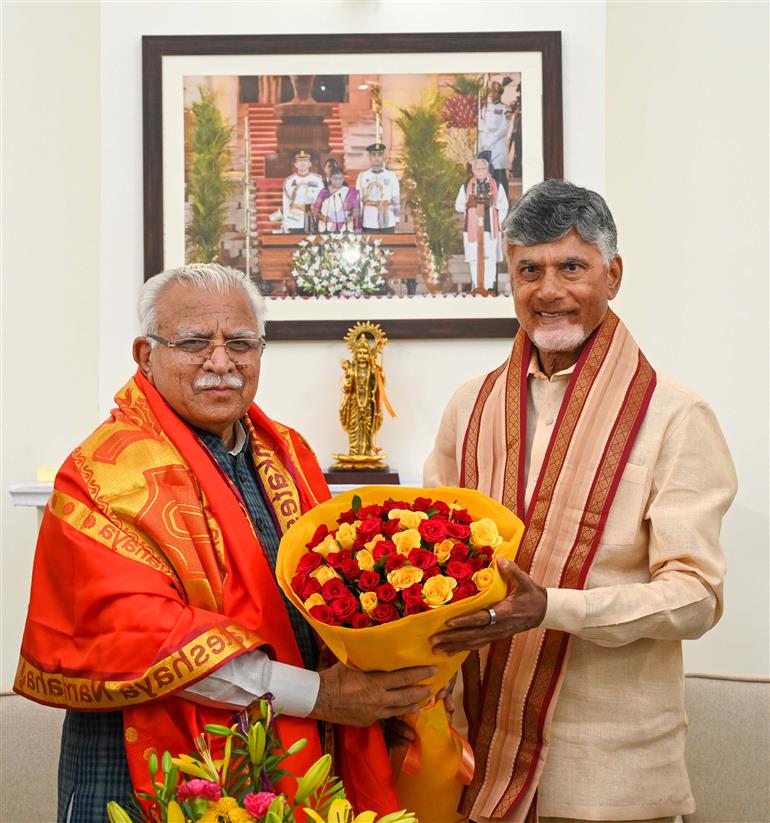 आंध्र प्रदेश के मुख्यमंत्री श्री एन. चंद्रबाबू नायडू 04 जुलाई, 2024 को नई दिल्ली में केंद्रीय आवास और शहरी मामलों और बिजली मंत्री श्री मनोहर लाल से मुलाकात करते हुए।