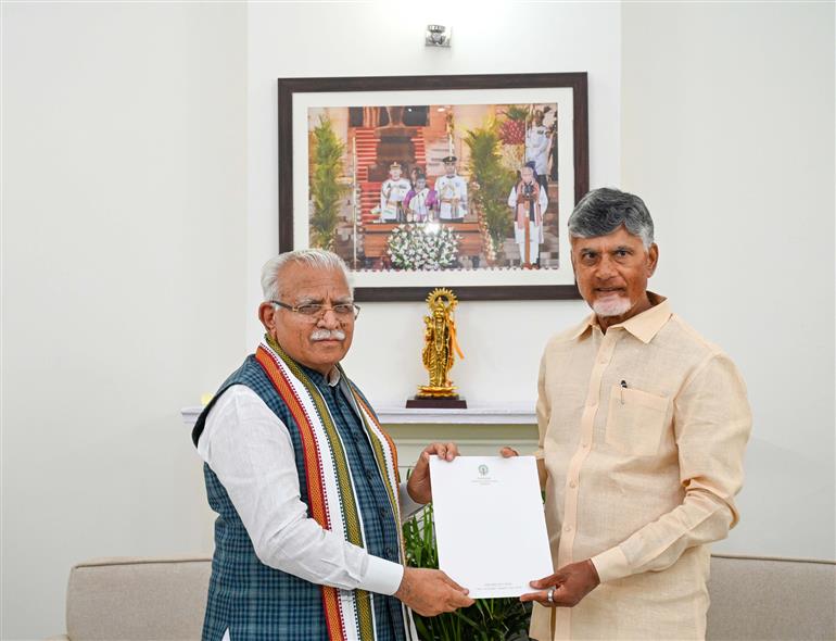 आंध्र प्रदेश के मुख्यमंत्री श्री एन. चंद्रबाबू नायडू 04 जुलाई, 2024 को नई दिल्ली में केंद्रीय आवास और शहरी मामलों और बिजली मंत्री श्री मनोहर लाल से मुलाकात करते हुए।