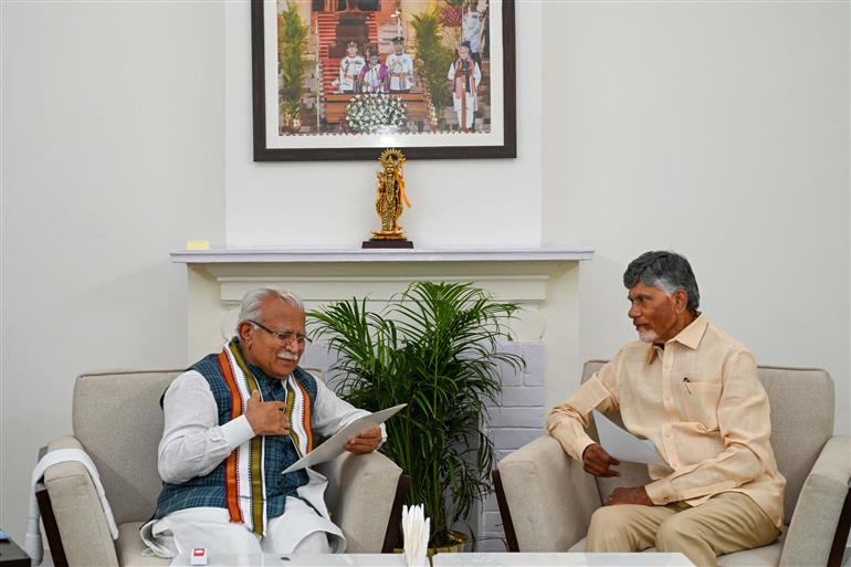 आंध्र प्रदेश के मुख्यमंत्री श्री एन. चंद्रबाबू नायडू 04 जुलाई, 2024 को नई दिल्ली में केंद्रीय आवास और शहरी मामलों और बिजली मंत्री श्री मनोहर लाल से मुलाकात करते हुए।