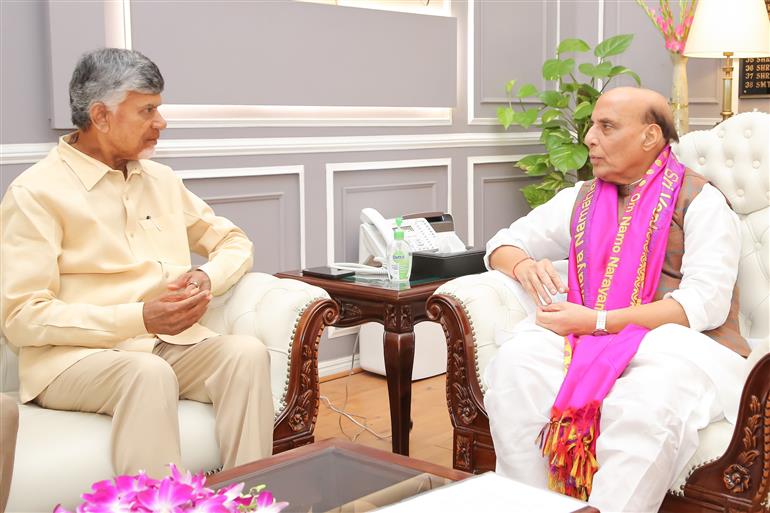 आंध्र प्रदेश के मुख्यमंत्री श्री नारा चंद्रबाबू नायडू 05 जुलाई, 2024 को नई दिल्ली में केंद्रीय रक्षा मंत्री श्री राजनाथ सिंह से मुलाकात करते हुए।