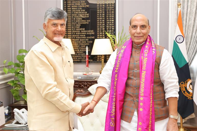 आंध्र प्रदेश के मुख्यमंत्री श्री नारा चंद्रबाबू नायडू 05 जुलाई, 2024 को नई दिल्ली में केंद्रीय रक्षा मंत्री श्री राजनाथ सिंह से मुलाकात करते हुए।