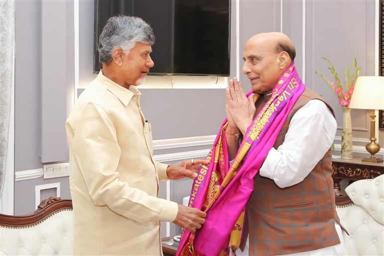 आंध्र प्रदेश के मुख्यमंत्री श्री नारा चंद्रबाबू नायडू 05 जुलाई, 2024 को नई दिल्ली में केंद्रीय रक्षा मंत्री श्री राजनाथ सिंह से मुलाकात करते हुए।