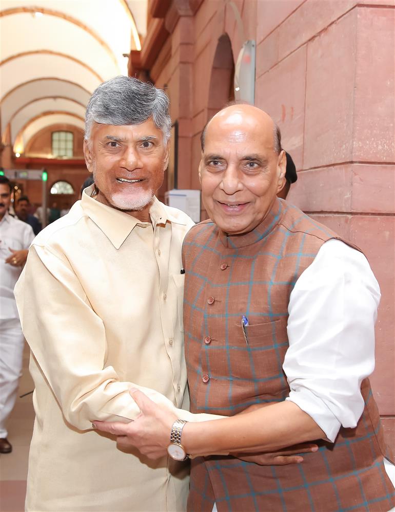 आंध्र प्रदेश के मुख्यमंत्री श्री नारा चंद्रबाबू नायडू 05 जुलाई, 2024 को नई दिल्ली में केंद्रीय रक्षा मंत्री श्री राजनाथ सिंह से मुलाकात करते हुए।