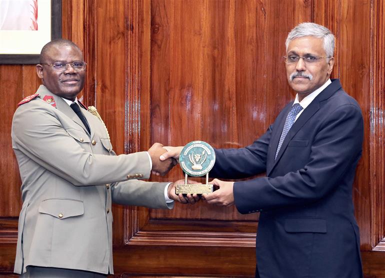 रक्षा सचिव श्री गिरिधर अरमाने के नेतृत्व में भारतीय प्रतिनिधिमंडल, जिसमें रक्षा मंत्रालय, विदेश मंत्रालय और सशस्त्र बलों के वरिष्ठ अधिकारी शामिल थे, ने 05 जुलाई, 2024 को नई दिल्ली में रक्षा मंत्रालय के स्थायी सचिव, डीआरसी मेजर जनरल लुकुइकिला ​​मेटिकविजा मार्सेल के नेतृत्व में कांगो के प्रतिनिधिमंडल के साथ बैठक की।