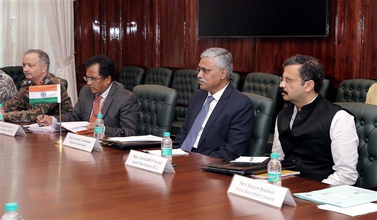 रक्षा सचिव श्री गिरिधर अरमाने के नेतृत्व में भारतीय प्रतिनिधिमंडल, जिसमें रक्षा मंत्रालय, विदेश मंत्रालय और सशस्त्र बलों के वरिष्ठ अधिकारी शामिल थे, ने 05 जुलाई, 2024 को नई दिल्ली में रक्षा मंत्रालय के स्थायी सचिव, डीआरसी मेजर जनरल लुकुइकिला ​​मेटिकविजा मार्सेल के नेतृत्व में कांगो के प्रतिनिधिमंडल के साथ बैठक की।