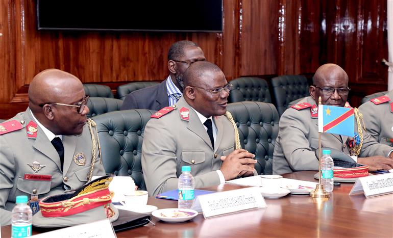 रक्षा सचिव श्री गिरिधर अरमाने के नेतृत्व में भारतीय प्रतिनिधिमंडल, जिसमें रक्षा मंत्रालय, विदेश मंत्रालय और सशस्त्र बलों के वरिष्ठ अधिकारी शामिल थे, ने 05 जुलाई, 2024 को नई दिल्ली में रक्षा मंत्रालय के स्थायी सचिव, डीआरसी मेजर जनरल लुकुइकिला ​​मेटिकविजा मार्सेल के नेतृत्व में कांगो के प्रतिनिधिमंडल के साथ बैठक की।