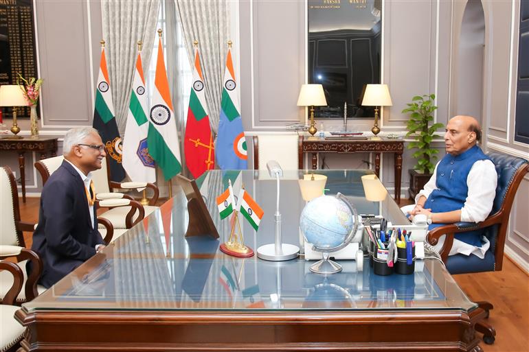 हिंदुस्तान एयरोनॉटिक्स लिमिटेड (एचएएल) के अध्यक्ष और प्रबंध निदेशक, श्री सीबी अनंतकृष्णन 09 जुलाई, 2024 को नई दिल्ली में केंद्रीय रक्षा मंत्री श्री राजनाथ सिंह से मुलाकात करते हुए।