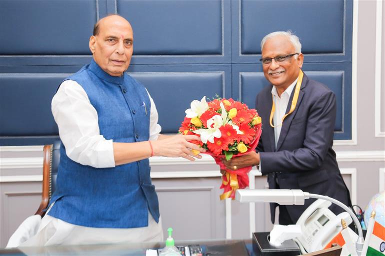 हिंदुस्तान एयरोनॉटिक्स लिमिटेड (एचएएल) के अध्यक्ष और प्रबंध निदेशक, श्री सीबी अनंतकृष्णन 09 जुलाई, 2024 को नई दिल्ली में केंद्रीय रक्षा मंत्री श्री राजनाथ सिंह से मुलाकात करते हुए।