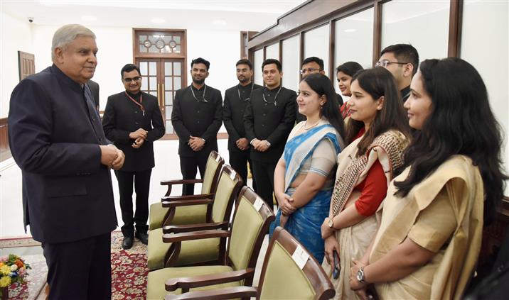 उपराष्ट्रपति श्री जगदीप धनखड़ 08 जुलाई, 2024 को वाइस प्रेसिडेंट एन्क्लेव, नई दिल्ली में भारतीय रक्षा संपदा सेवा (आईडीईएस) के 2023 बैच के अधिकारी प्रशिक्षुओं से बातचीत करते हुए।