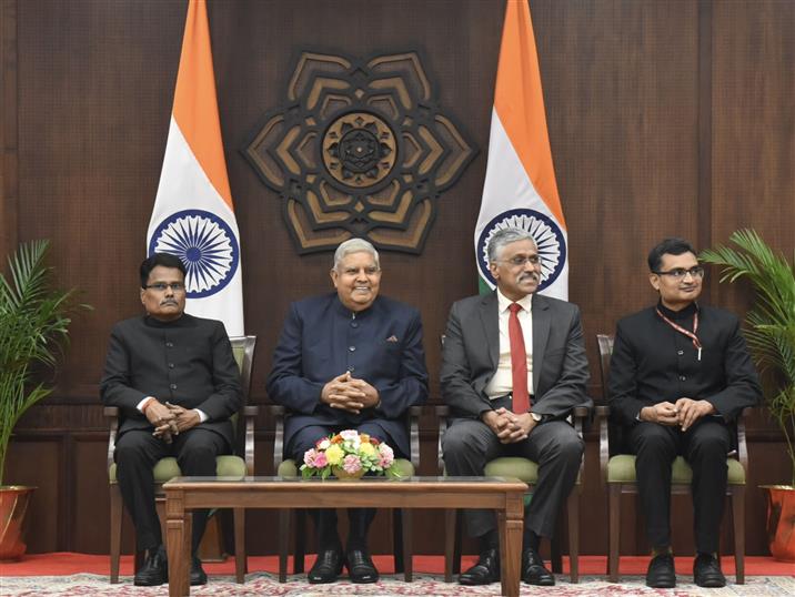 उपराष्ट्रपति श्री जगदीप धनखड़ 08 जुलाई, 2024 को वाइस प्रेसिडेंट एन्क्लेव, नई दिल्ली में भारतीय रक्षा संपदा सेवा (आईडीईएस) के 2023 बैच के अधिकारी प्रशिक्षुओं से बातचीत करते हुए।