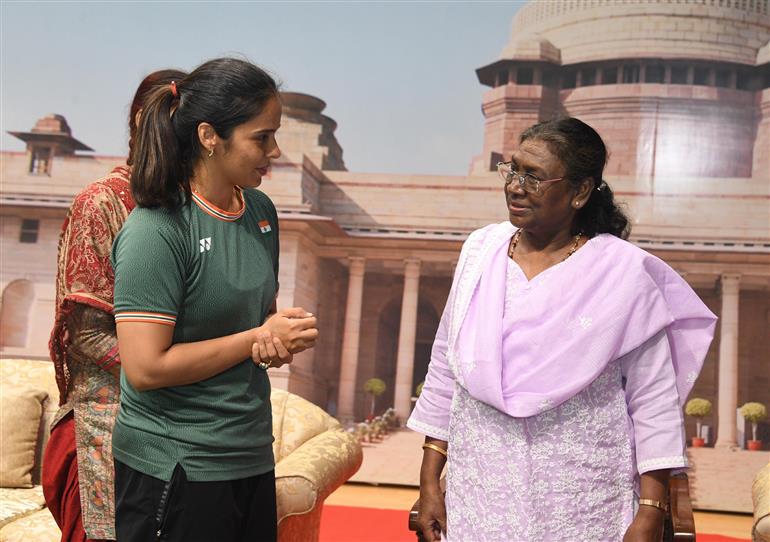 राष्ट्रपति श्रीमती द्रौपदी मुर्मु ने 10 जुलाई, 2024 को राष्ट्रपति भवन, नई दिल्ली के बैडमिंटन कोर्ट में पद्म पुरस्कार विजेता (बैडमिंटन खिलाड़ी) सुश्री साइना नेहवाल के साथ बैडमिंटन खेला।