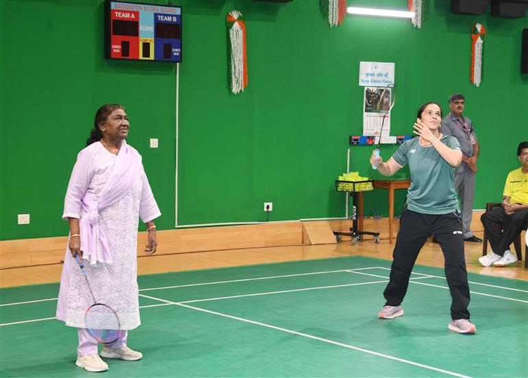 राष्ट्रपति श्रीमती द्रौपदी मुर्मु ने 10 जुलाई, 2024 को राष्ट्रपति भवन, नई दिल्ली के बैडमिंटन कोर्ट में पद्म पुरस्कार विजेता (बैडमिंटन खिलाड़ी) सुश्री साइना नेहवाल के साथ बैडमिंटन खेला।