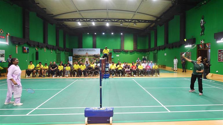 राष्ट्रपति श्रीमती द्रौपदी मुर्मु ने 10 जुलाई, 2024 को राष्ट्रपति भवन, नई दिल्ली के बैडमिंटन कोर्ट में पद्म पुरस्कार विजेता (बैडमिंटन खिलाड़ी) सुश्री साइना नेहवाल के साथ बैडमिंटन खेला।